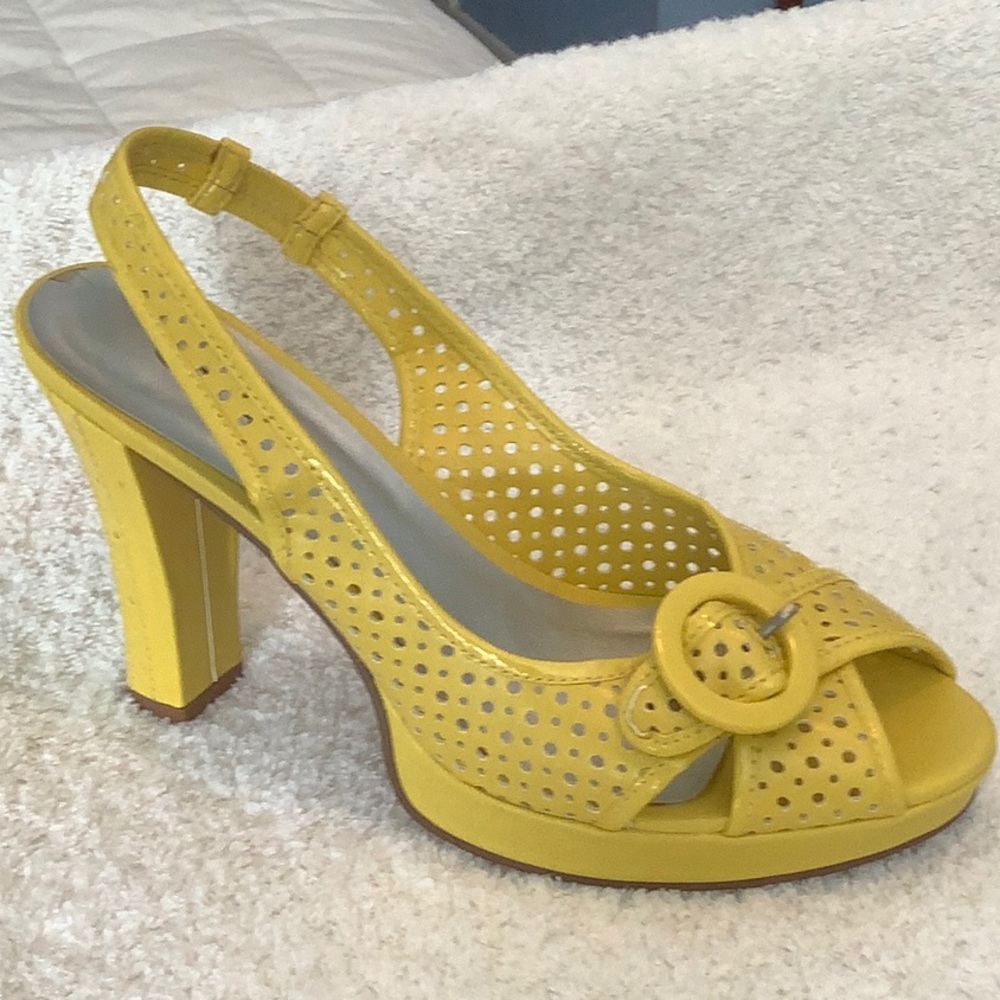 CL by Laundry yellow leather cutout with crisscross buckle toe Size 9M